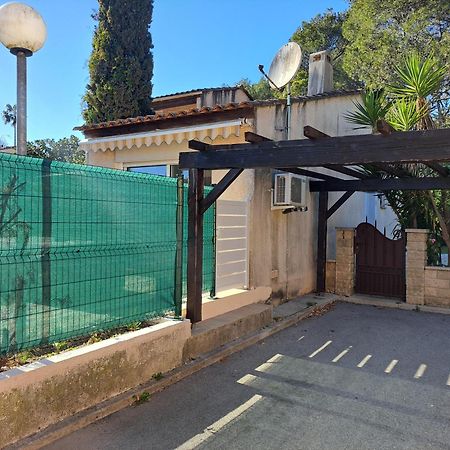 Maisonnette Au Milieu Des Pins Мужен Екстериор снимка