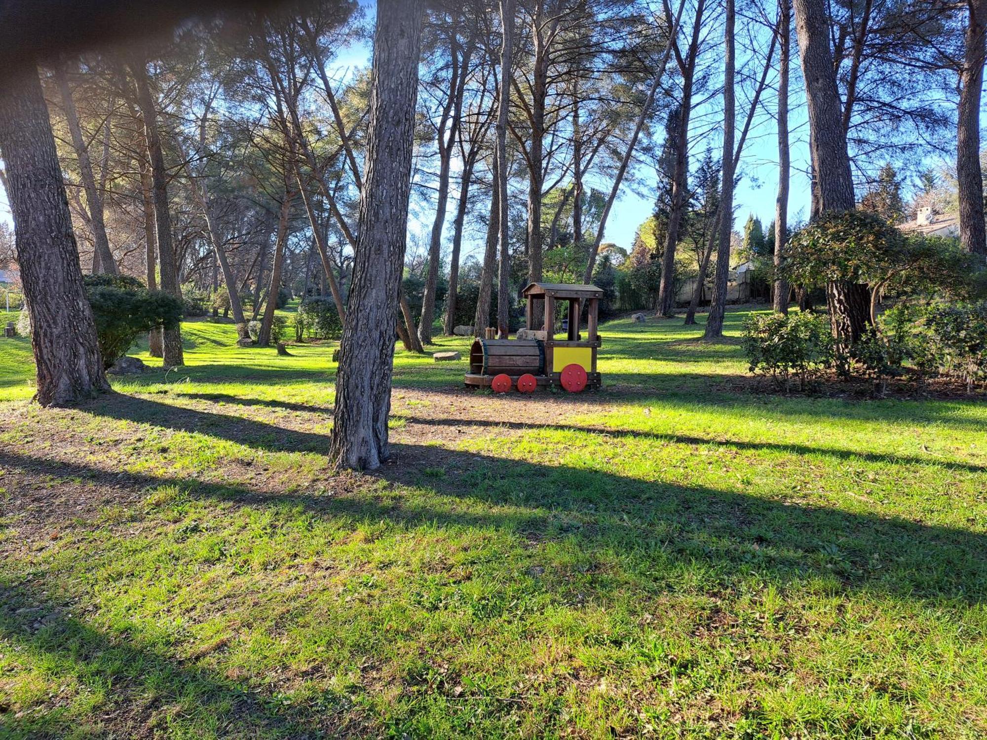 Maisonnette Au Milieu Des Pins Мужен Екстериор снимка